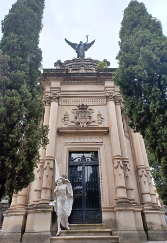 Uno de los panteones del cementerio