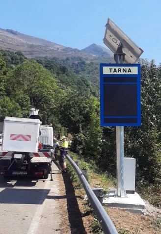Una de las nuevas señales digitales instaladas en el puerto de Tarna, en Asturias