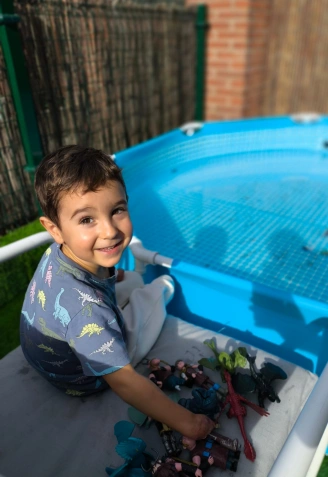 Mael, con sus juguetes en la piscina