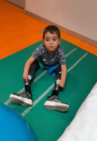 Mael, con las prótesis con las que está a punto de volver a caminar