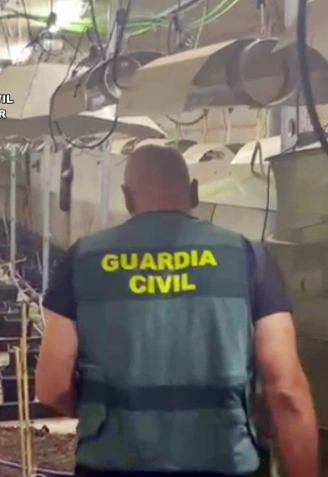 Agente de la Guardia Civil en la nave