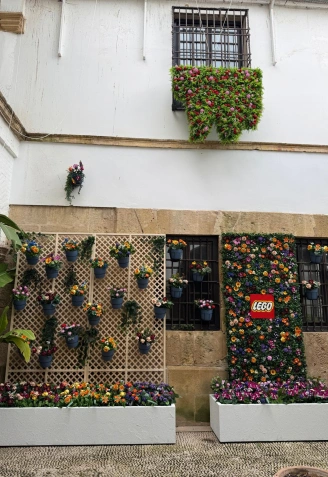 Patio floral hecho con Lego