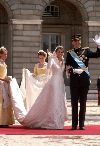 Boda de los Reyes de España con diseño del aragonés Pertegaz