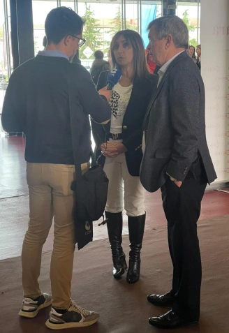 Mónica Blanco y Alfonso Martino con Borja García durante una entrevista en COPE Avilés
