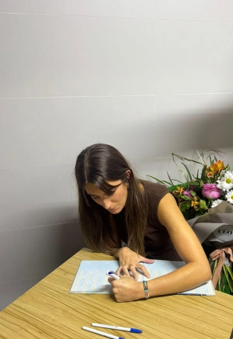 Carolina Górriz firmando su libro 'La dana desde mis ojos'