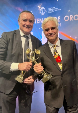 Fernando de Haro junto a Antonio Jiménez con las Antenas de Oro