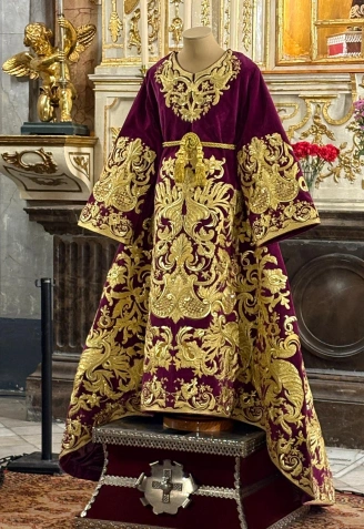 Frontal de la nueva túnica del Rescate