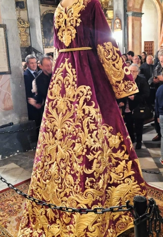 La nueva túnica del Rescate también esta bordada en la parte de atrás