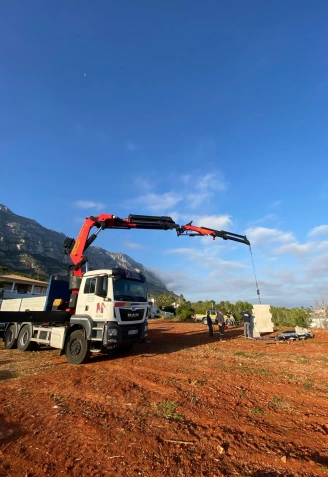Operarios trabajan en el montaje del nuevo depósito de agua en el Racó de Calafat, una infraestructura clave para reforzar la prevención de incendios en el Montgó