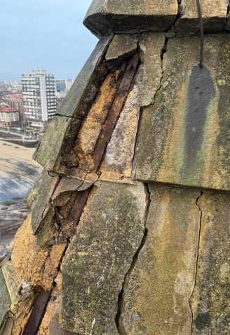 Estado de las losetas de la torre de la iglesia de San Pedro, en Gijón