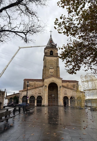 Colocan una malla protectora en la torre de la iglesia de San Pedro, en Gijón