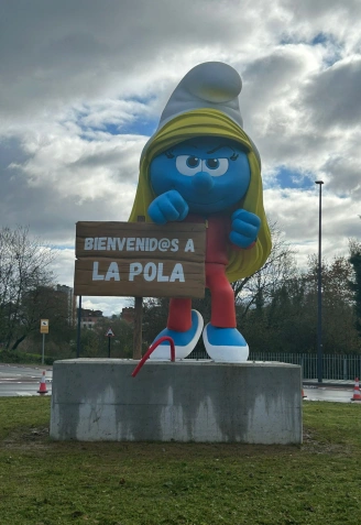 Pitufina da la bienvenida a Pola de Siero