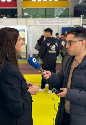 Nuria Domínguez, de Gonvarri, atendiendo a COPE en el stand de Gonvarri en la Feria