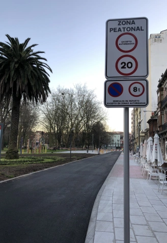 Una imagen de la señal que indica las restricciones en la entrada por la calle Emile Robin