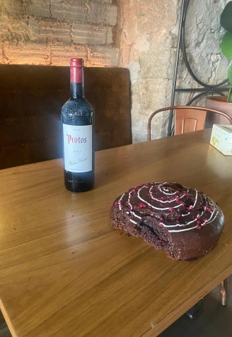 La surrealista imagen que dejó un ladrón en la Pastelería Juarreño de Burgos