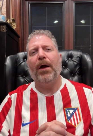 Larry en su casa de Michigan con la camiseta del Atlético de Madrid