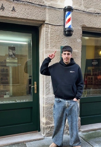 Xurxo ante su barbería en Allariz "Barbería.Focus"