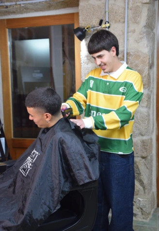 Xurxo sigue cortando el pelo sus mejores amigos