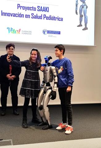 Ariadne y Jon se hacen un selfie con SAAKI