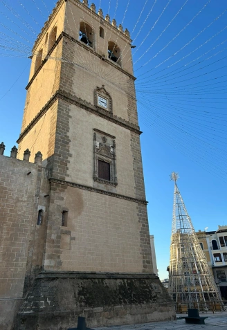 Los obreros se afanan en instalar el árbol pero también dan los últimos detalles al "cielo estrellado"