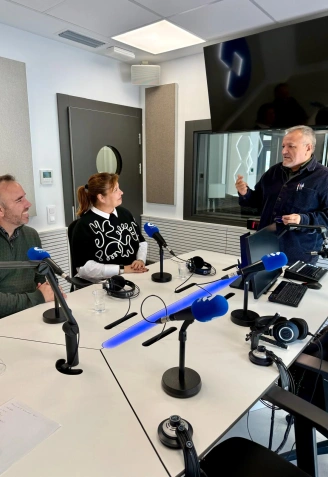 El diputado autonómico del PSPV-PSOE, Rafa Simó y la portavoz socialista en el Ayuntamiento de Castellón de la Plana, Patricia Puerta, visitan los estudios de COPE