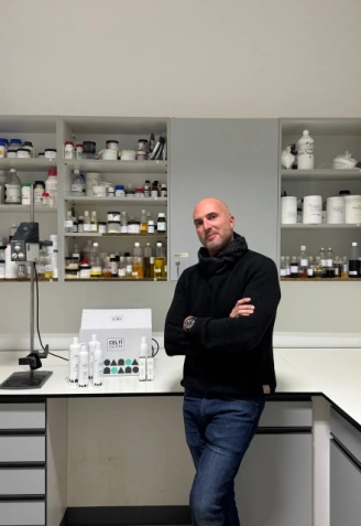 David con los productos creados con agua termal