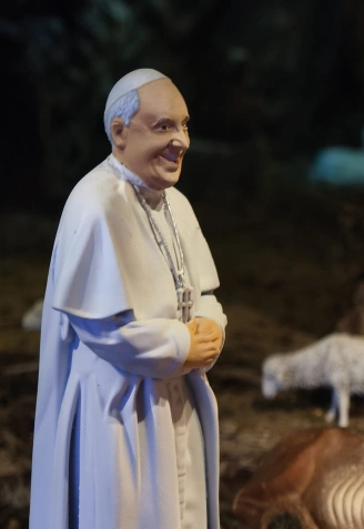 Figura del Papa Francisco hecha con resina