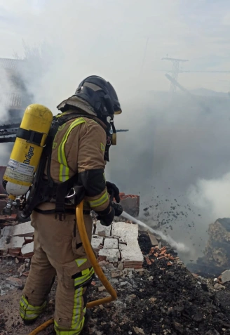 Un bombero en plena extinción