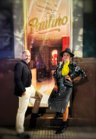 Pedro Cavielles y Laura Armendáriz, en la puerta de Peluquería-Barbería Paulino