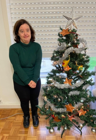Pamela junto al árbol de Navidad que instaló hace muchas semanas