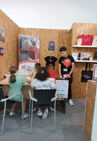 Miguel ayuda a los niños que pasan por su enfermedad como voluntario de la Asociación Bicos de Papel