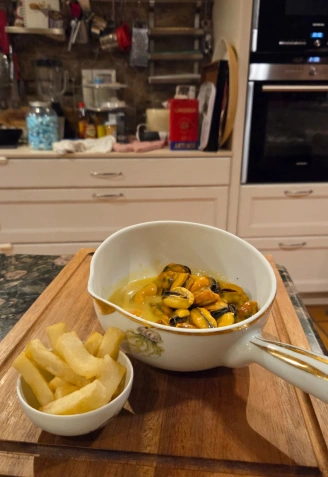 Los mejillones se pueden congelar previamente en el agua de cocción