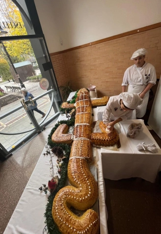 Cocodrilo de mazapán y turrón elaborado por los alumnos de la Escuela de Hostelería de Gijón
