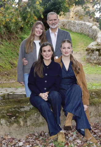 Felicitación de Navidad de los Reyes y sus hijas en Asturias (2025)