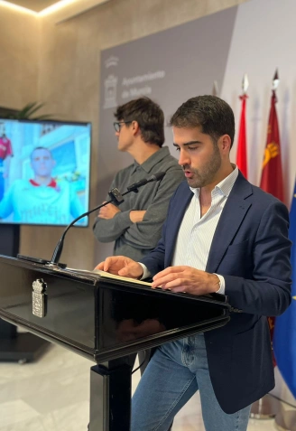 Diego Avilés presenta la camiseta Murcia 1200