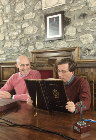 Martínez - Almeida ha firmado en el Libro de Honor, acompañado del alcalde de Benasque