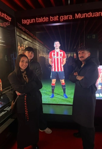 Oscar Vivian ante una imagen de su primo, central del Athletic de Bilbao