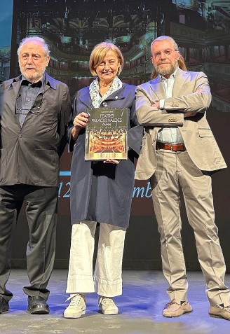 Mariano Bayón, Mariví Monteserín y Luis Muñiz, durante la presentación del libro realizada hace unos meses en Avilés