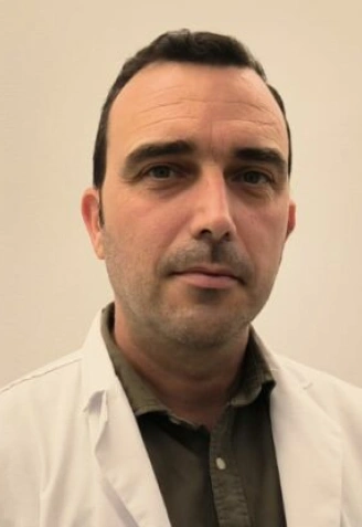 El Dr. David Avellanal es especialista en medicina interna en el Hospital VITHAS Vitoria