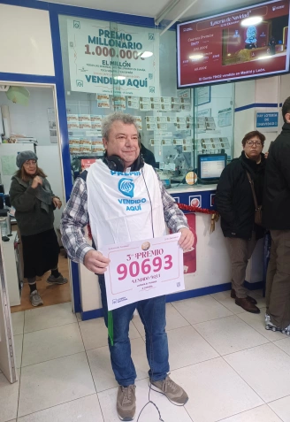 César Quiñones, lotero de la administración de lotería El Yunque, en Alcalde Lens, que ha repartido 10 millones de euros del tercer premio