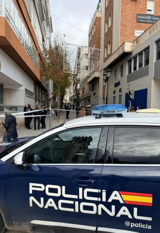 Los coches cortaban la salida de la Cale Obispo San Juan de Ribera