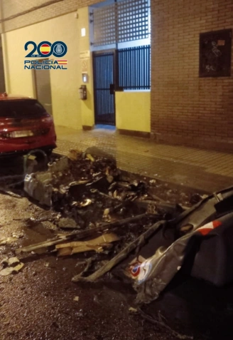 Así quedó uno de los 17 contenedores quemados en el Picarral.