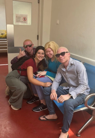 Imagen de la colaboradora gallega con tres de los beneficiados por el programa