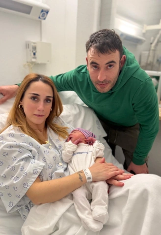 Los padres de Coral con su hija recién nacida
