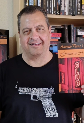 Antonio Parra con su libro