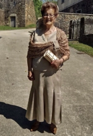 Julia dedicó toda su vida a realizar prendas y hoy cose solo para su familia