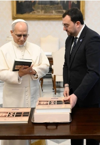 El Papa León XIV observa uno de los obsequios que le ha entregado Adrián Barbón