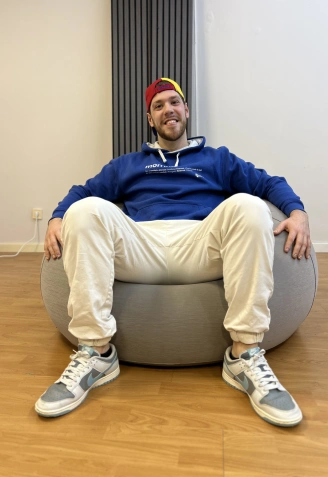 El venezolano que se atreve con el gallego y lleva una década en la comunidad