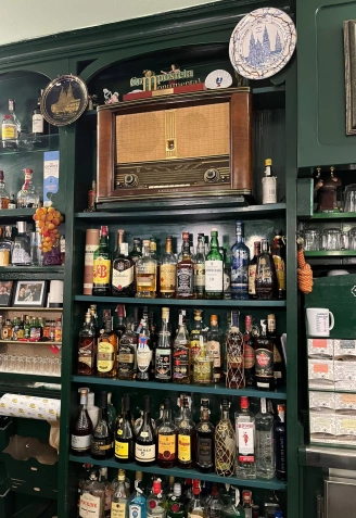 Detalle del fondo de la barra de la cafetería Paradiso