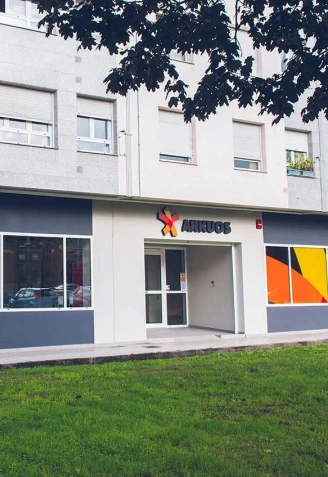 Una imagen de la fachada exterior del centro Arkuos en Langreo